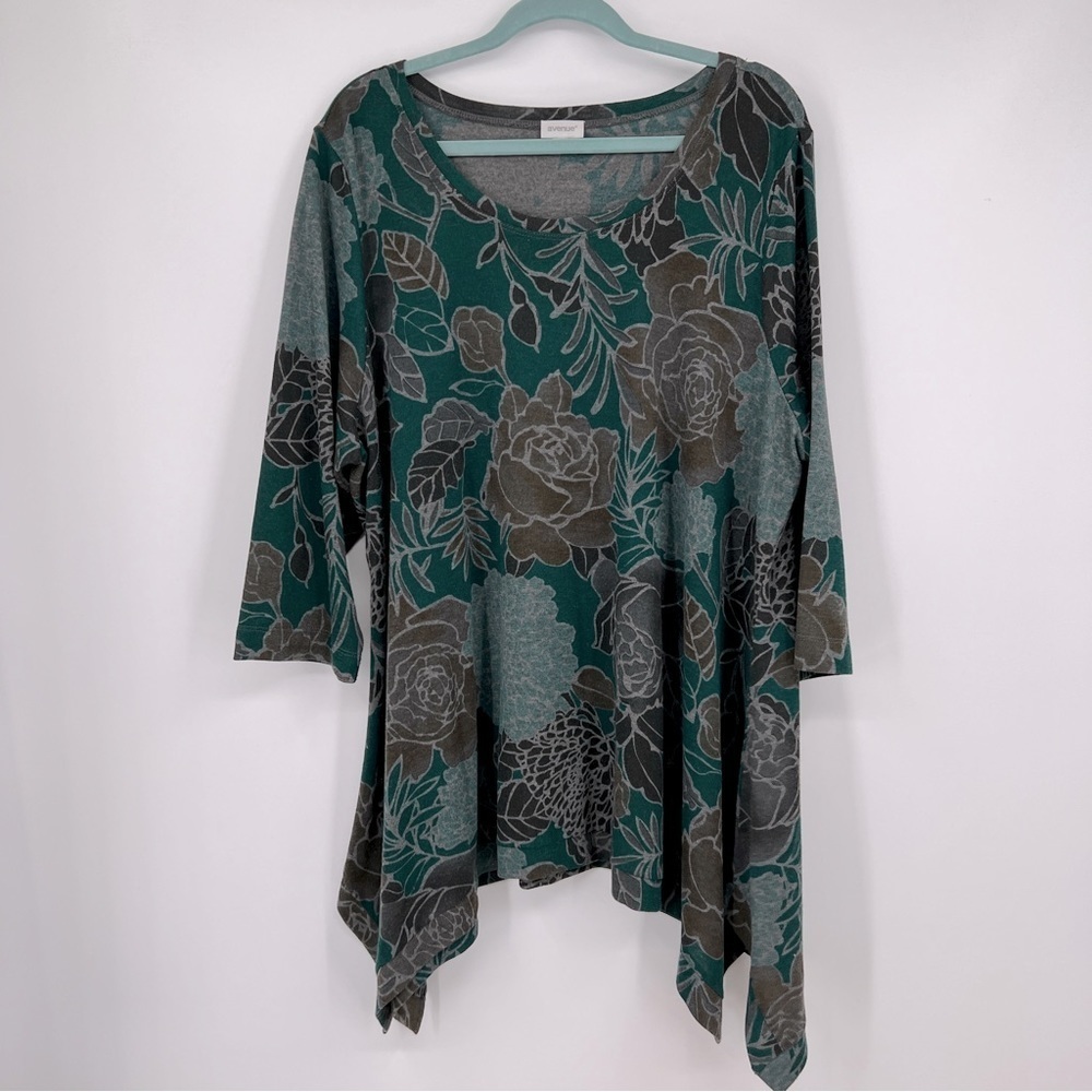 Avenue Floral Leaf Slit Roundneck Three-Quarter Sleeves Sharkbite Blouse - Picture 2 of 10